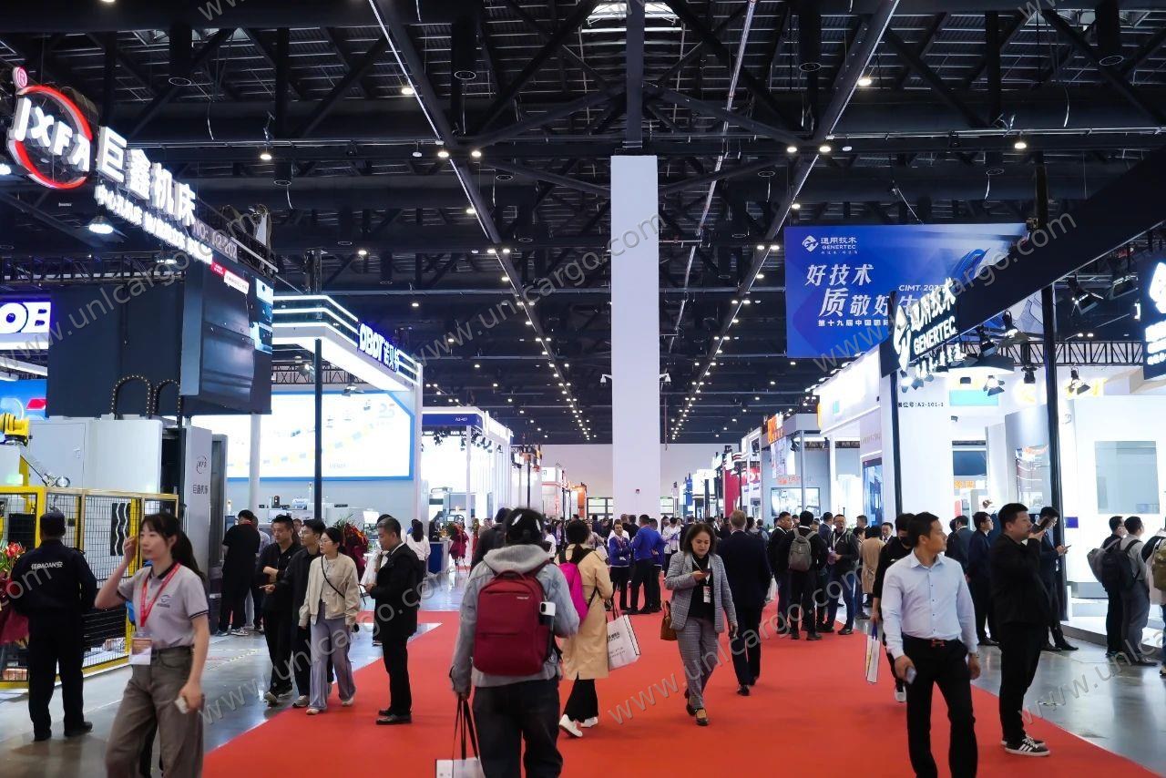 国际展会现场，红毯通道两侧展位林立，观众络绎不绝。